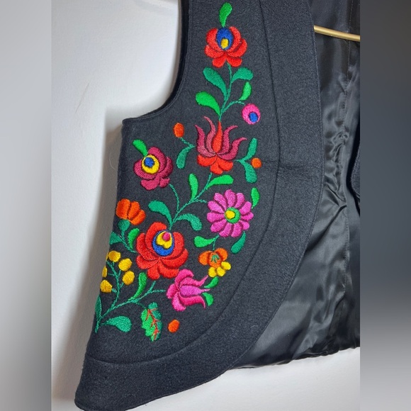 Vintage 1950’s Black Wool Felt Floral Hungarian Matyo Art Vest size 40 - Picture 3 of 13